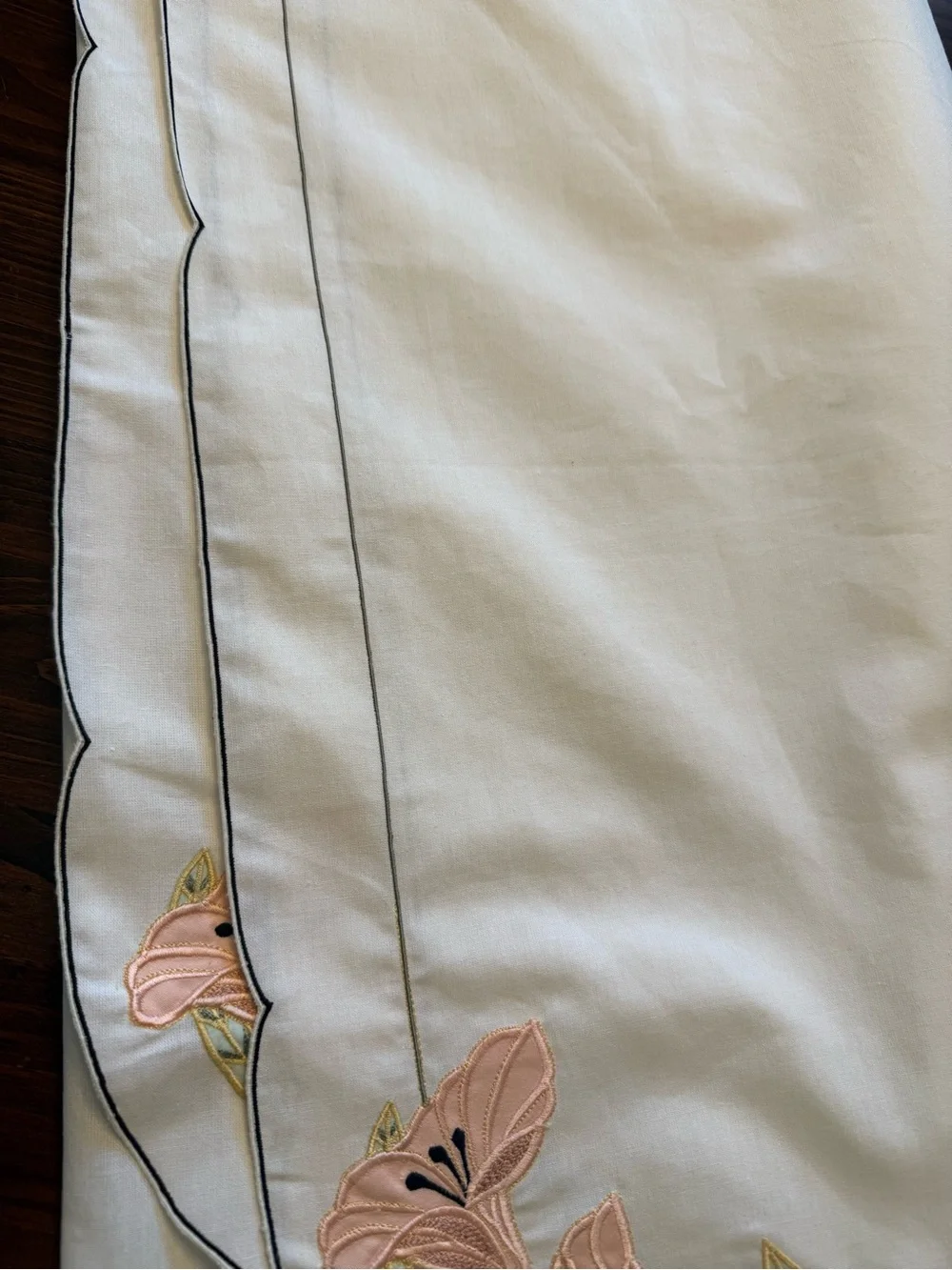 Villeroy & Boch Embroidered Pink Lily Scalloped Tablecloth 58